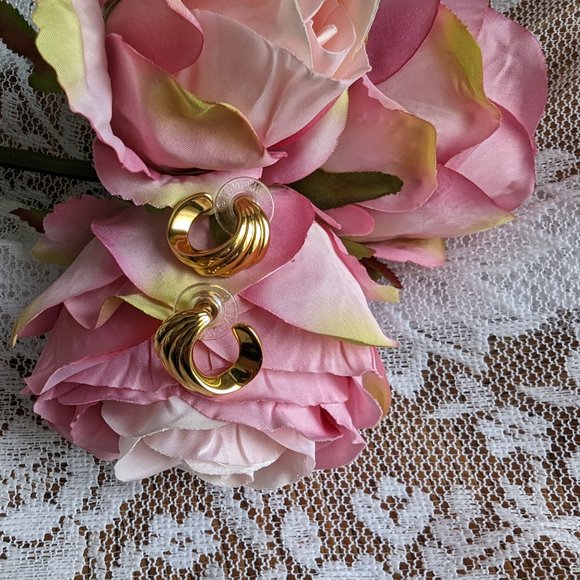 Vintage Monet Gold-tone half swirl stud pierced earrings - Picture 3 of 7